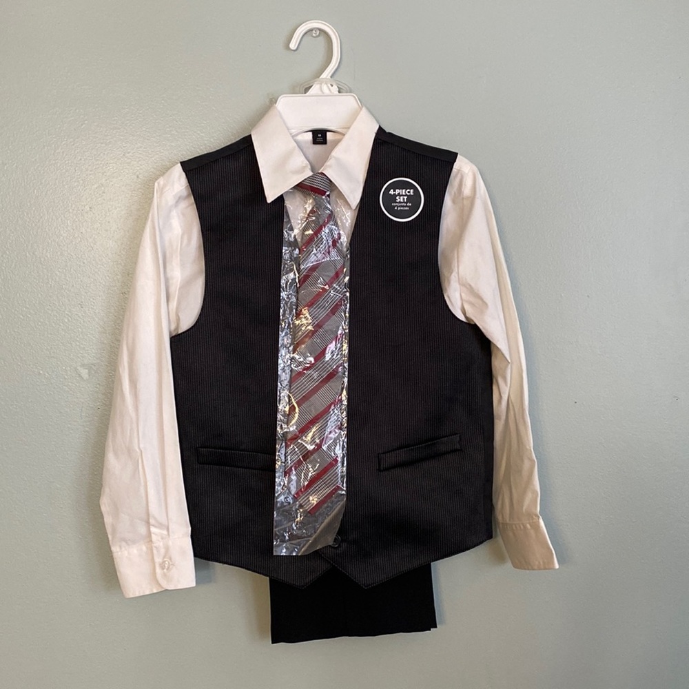 George boy’s 4-piece suit set. Size 10.